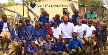 Conoce la labor solidaria de los doctores de PerioCentrum en Smile is a Foundation
