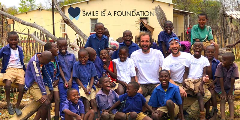 Conoce la labor solidaria de los doctores de PerioCentrum en Smile is a Foundation