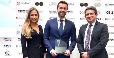 La revista Gaceta Dental otorga al Dr. Meaños el premio al mejor caso clínico