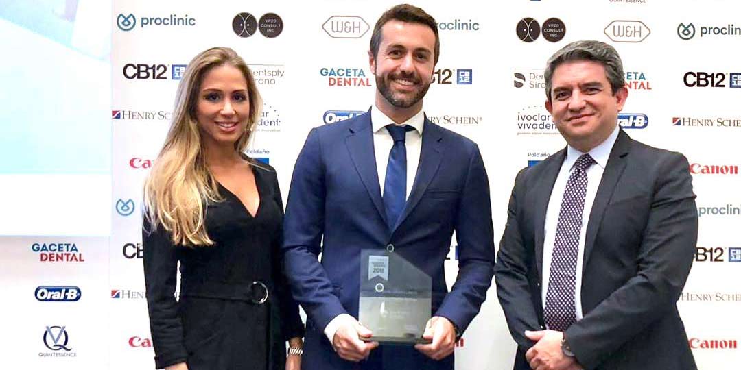 La revista Gaceta Dental otorga al Dr. Meaños el premio al mejor caso clínico