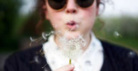 La importancia de la saliva y de los cambios hormonales en el mal olor del aliento