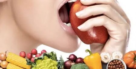 Alimentación y hábitos que favorecen la longevidad de implantes y encías