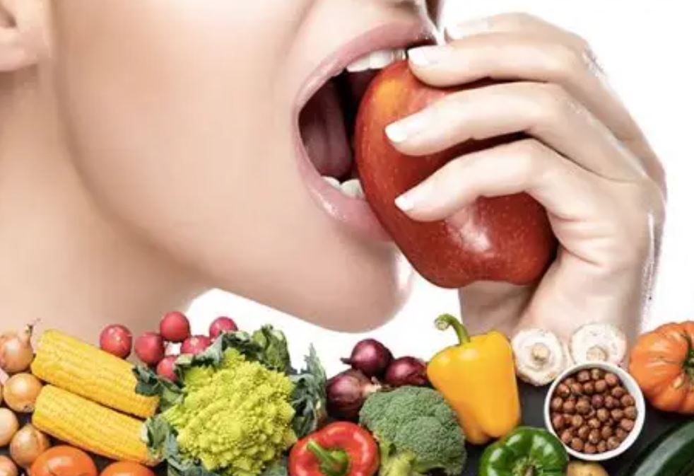 Alimentación y hábitos que favorecen la longevidad de implantes y encías