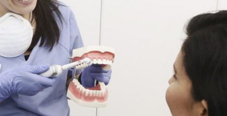 Cuidados diarios para pacientes con implantes dentales y antecedentes periodontales