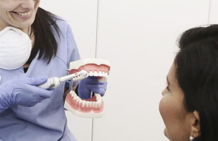 Cuidados diarios para pacientes con implantes dentales y antecedentes periodontales